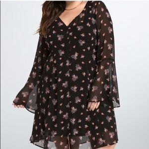 TORRID SZ 4 FLORAL BELL SLEEVE CHIFFON BOHO DRESS